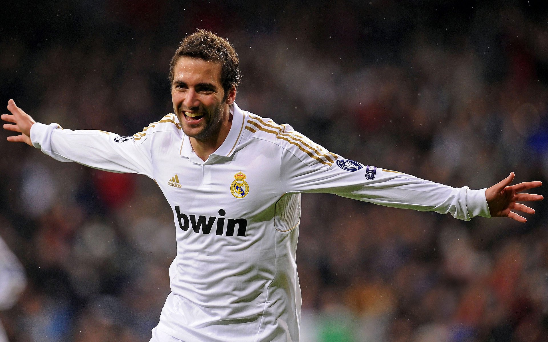 西骑手斯蒂芬·巴尔查携手“Chevaux Primavera”勇夺巴黎奥运会三项赛金牌，感动全场。