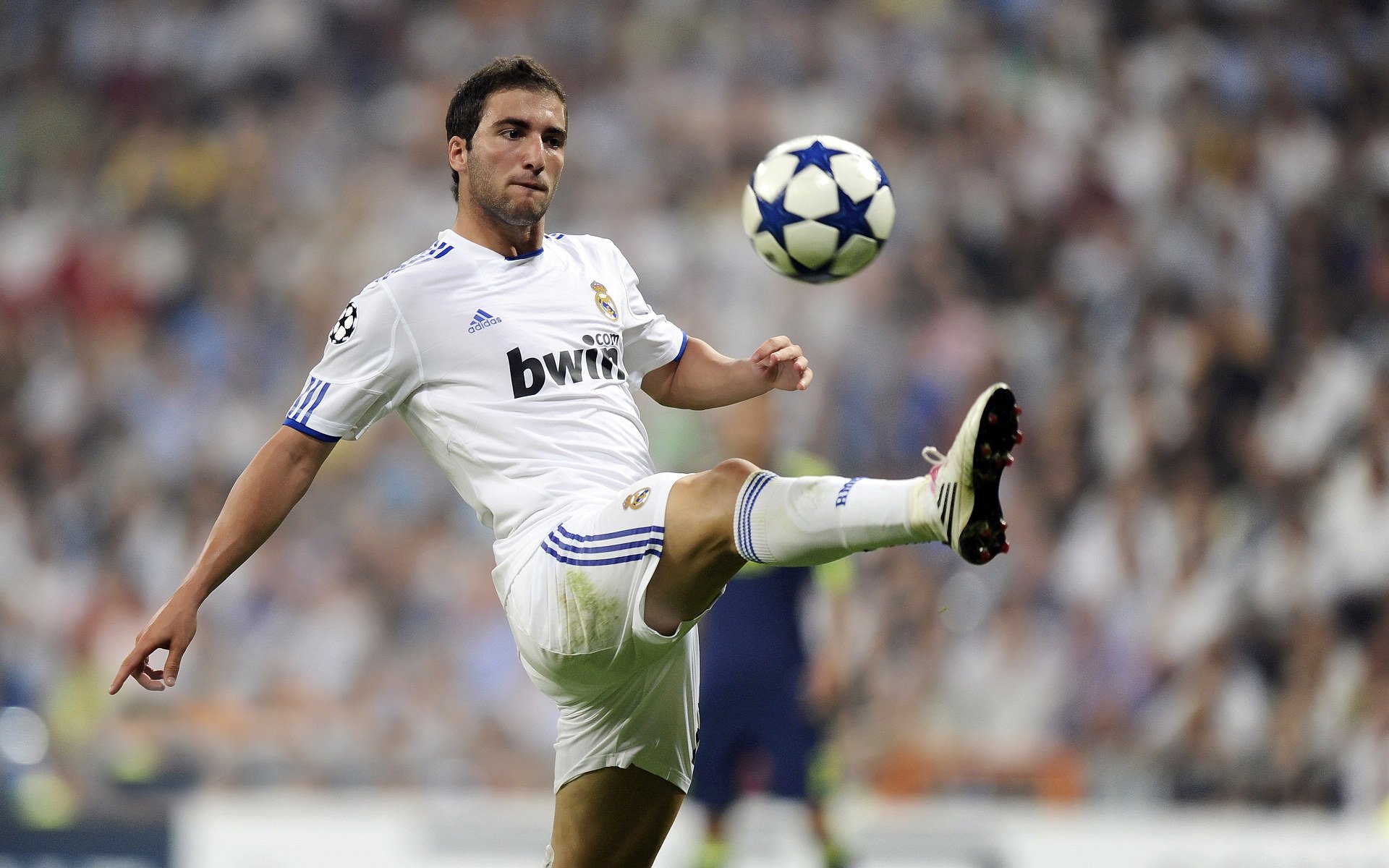 足球比赛中哪支球队处于领先地位？，最优秀的足球队